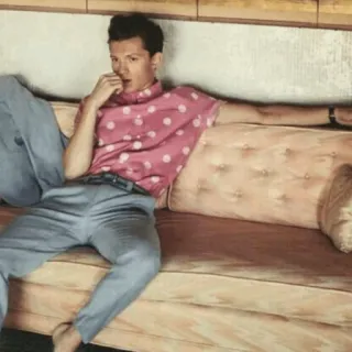 ⚙ 01b1608b Tom Holland актер, знаменитость, портрет, розовая рубашка, диван, мужчина, мужчина telegram sticker