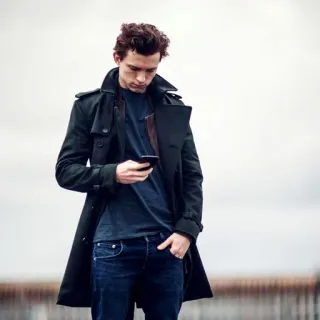 ⚙ 31f45e60 мужчина, куртка, джинсы, телефон, смотрит вниз, тренч, повседневный, портрет telegram sticker