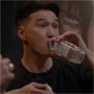 👀 207aba51 男人, 喝, 水, 瓶子 telegram sticker