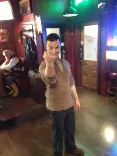 🌟 95ea66e1 beleidigende Geste, Stinkefinger, unhöflich, Mann, drinnen whatsapp sticker