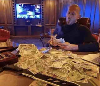 😏 4ca41eb9 Andrew Tate pieniądze, gotówka, bogactwo, luksus, broń palna, broń, broń telegram sticker