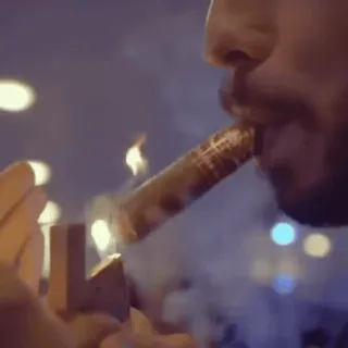 🙈 8aa5e2e2 cygaro, palenie, zapalniczka, tytoń, dym, mężczyzna, luksus, ogień telegram sticker