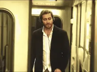 🕺 cfc93f06 người đàn ông, tai nghe, tàu điện ngầm, chân dung, trong nhà, giao thông công cộng, cuộc sống thành thị telegram sticker