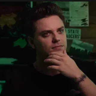 🤔 8491391d STATE
DUCERS man, persoon, portret, staat, producenten, groen telegram sticker