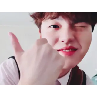 👍 3a9fbcc9 自撮り, ウインク, ジェスチャー, 男性, 韓国 telegram sticker
