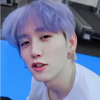 😚 f78e3963 人物, 男性, ポートレート, 紫髪, 顔, 韓国 telegram sticker