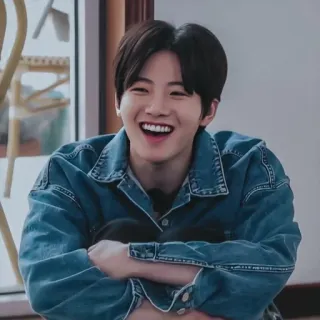 ☺️ 1f94a95c homme, souriant, joyeux, veste en jean, décontracté, intérieur telegram sticker