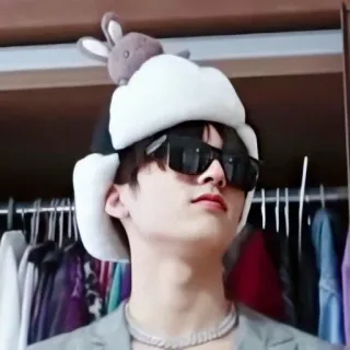 😎 315bb46a personne, chapeau, lunettes de soleil, portrait, intérieur, bijoux telegram sticker