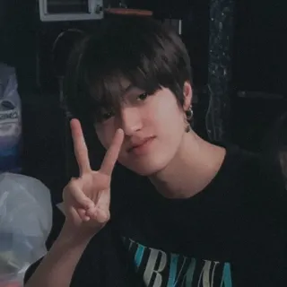 🥰 832a3611 personne, portrait, jeune adulte, boucles d'oreilles, signe de paix, adolescent, tenue décontractée telegram sticker