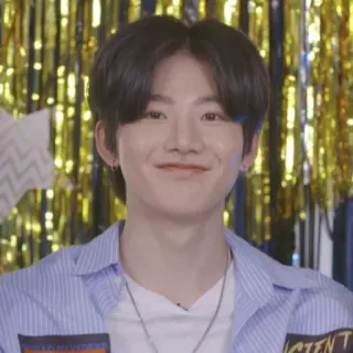 🙃 8922b4a0 personne, sourire, jeune homme, portrait, intérieur, tenue décontractée telegram sticker