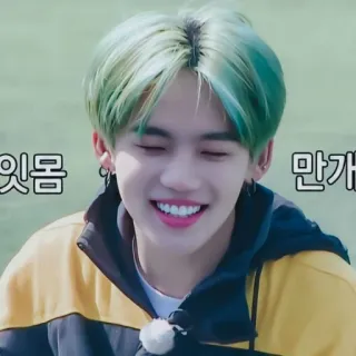 😆 e8b65615 으음 만개 sourire, cheveux verts, joyeux, homme, coréen telegram sticker