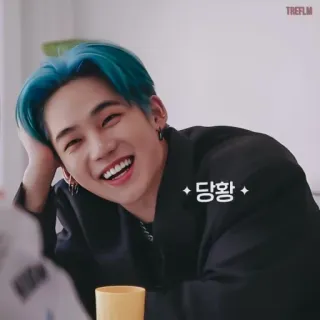 🤣 f711ae9f 당황 coréen, homme, cheveux bleus, souriant telegram sticker