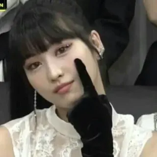 🥲 ca450182 donna, persona, gesto, moda, ritratto, ragazza telegram sticker