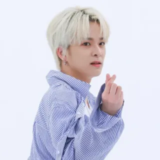 ❤️ f02631ba persoon, man, mannelijk, portret, blond haar, gestreept shirt, hart gebaar telegram sticker