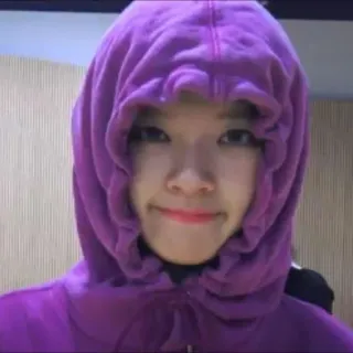 😶 6dfb6252 pessoa, moletom com capuz, roxo, sorriso, fofo telegram sticker