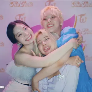 🥰 b608a420 twice, kpop, grupo, meninas, abraço telegram sticker