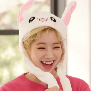 😅 f9699239 kpop, coelho, chapéu, fofo, feliz, feminino telegram sticker