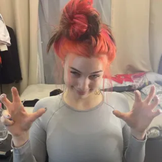 🥰 e5f6d8e9 女人, 女孩, 肖像, 人物, 红发 whatsapp sticker