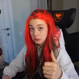 👍 fc6db7fc 女人, 红发, 竖起大拇指, 肖像, 室内 whatsapp sticker