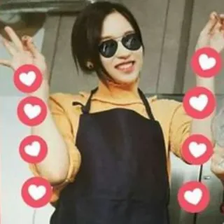 😍 5e042037 Frau, Sonnenbrille, Herz, Schürze, lächelnd, Person telegram sticker