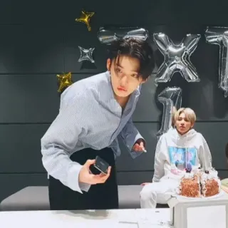 📖 d6a967da TXT kpop, TXT, grupa, świętowanie telegram sticker