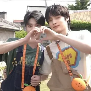 ☁️ 2ce16755 pessoas, coração, K-pop, amizade, grupo, retrato whatsapp sticker