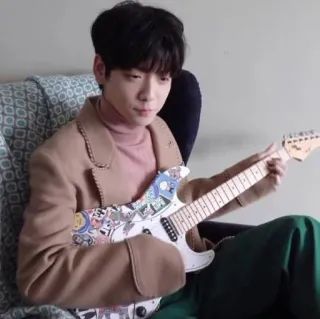 ☁️ cb95fbe4 homem, guitarra, sentado, interior, pessoa, música whatsapp sticker