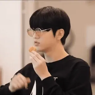 🤦‍♂️ 27fdc96a Mann, Essen, Brille, Casual, Porträt telegram sticker