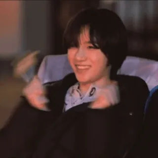 🥳 5575ee8c person, lächeln, porträt, sitzen, fröhlich telegram sticker