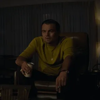 🤨 5571a124 Rick Dalton Once Upon a Time in Hollywood レオナルド・ディカプリオ, 映画, 座る, 俳優, 黄色いシャツ, リック・ダルトン telegram sticker