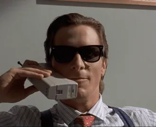 📞 145c7072 Patrick Bateman American Psycho Patrick Bateman, American Psycho, pengusaha, kacamata hitam, ponsel, tahun 80-an, yuppie whatsapp sticker