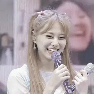 🖱 18f9d499 kobieta, piosenkarka, mikrofon, uśmiechnięta, portret, osoba telegram sticker