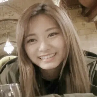 🖱 1d2c361f kobieta, portret, uśmiechnięta, twarz, osoba telegram sticker