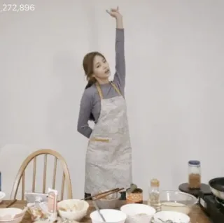 🖱 562130aa kobieta, fartuch, gotowanie, wewnątrz, stół, kuchnia telegram sticker