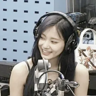 🖱 925e6f77 kobieta, słuchawki, mikrofon, uśmiech, portret telegram sticker