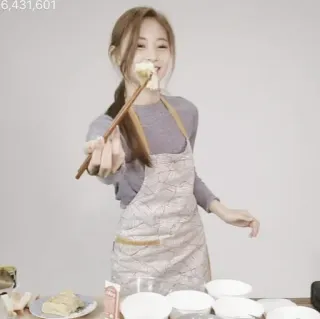 🖱 efb984f3 kobieta, gotowanie, fartuch, jedzenie, kuchnia, pałeczki telegram sticker