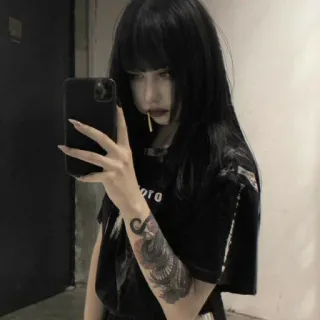 ⛽️ f3142e06 Frau, Goth, Selfie, Tattoo, schwarze Haare, Handy telegram sticker