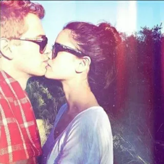 ⛓ aa9edc6b จูบ, คู่รัก, ความรัก, แว่นกันแดด, โรแมนติก telegram sticker