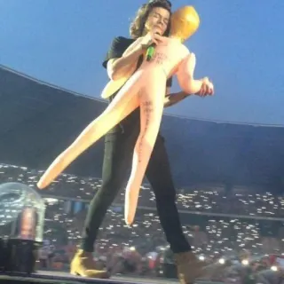 🕺 33295351 Harry Styles Harry Styles, cantante, concierto, música, hombre, muñeco hinchable telegram sticker