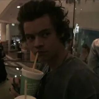 🥤 3ae60d9d Harry Styles cantante, celebridad, harry styles, bebiendo, retrato telegram sticker