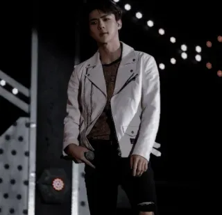 🗝 fb4fa089 남자, 흰 재킷, 검은 바지, 콘서트, 가수, 유명인 whatsapp sticker