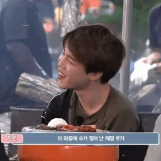 🏹 ee9a69a1 Jimin 이 와중에 슈가 명이 제일 제일 웃겨 kpop, memasak, makanan, senang, korea, bts telegram sticker