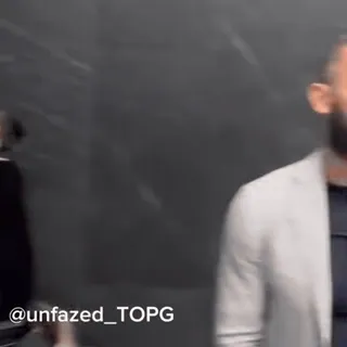 😆 d96e623b @unfazed_TOPG uomo, abito bianco, interno, social media, nome utente telegram sticker