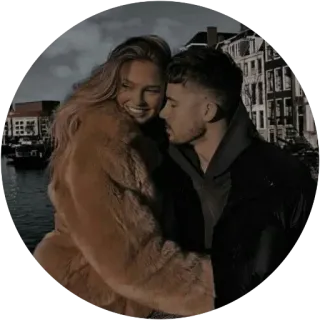 🤎 31bdc583 pasangan, cinta, romansa, hubungan, pelukan, kota, kanal, perjalanan telegram sticker