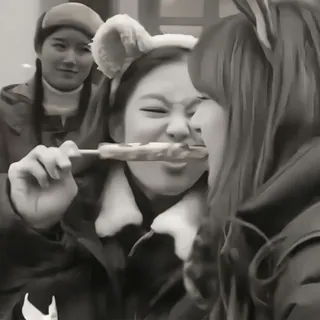 🧄 cf4f8358 еда, женщины, еда, друзья, на улице whatsapp sticker