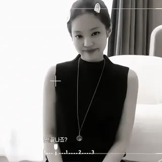 🧄 db05ef95 안 끝나죠? корейский, женщина, девушка, человек, улыбка, черно-белый whatsapp sticker