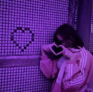 💜 30cc7e2a corazón, amor, morado, chica, manos, símbolo de corazón, pared, persona whatsapp sticker