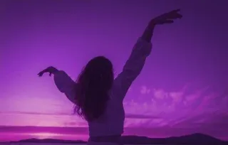 💜 46532781 mujer, morado, silueta, atardecer, baile, libertad, cielo whatsapp sticker