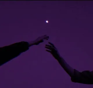 💜 ab821b01 Alcanzando, Manos, Morado, Brazos, Cielo, Luna whatsapp sticker
