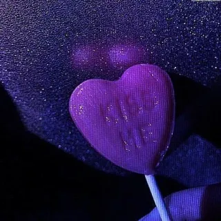 💜 d1933d37 LOVE ME piruleta, corazón, morado, caramelo, amor, dulce, San Valentín whatsapp sticker